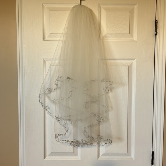 Silk Ivory Wedding Dress and accessories - Picture 13 of 16